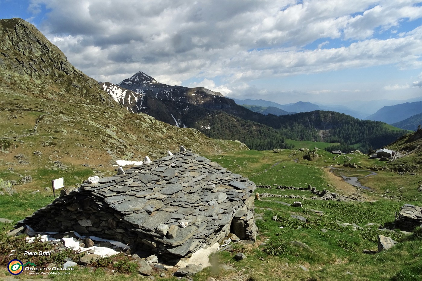 05 Al Bivacco Zamboni  (2007 m) con vista verso il Rifugio Balicco (1995 m).JPG